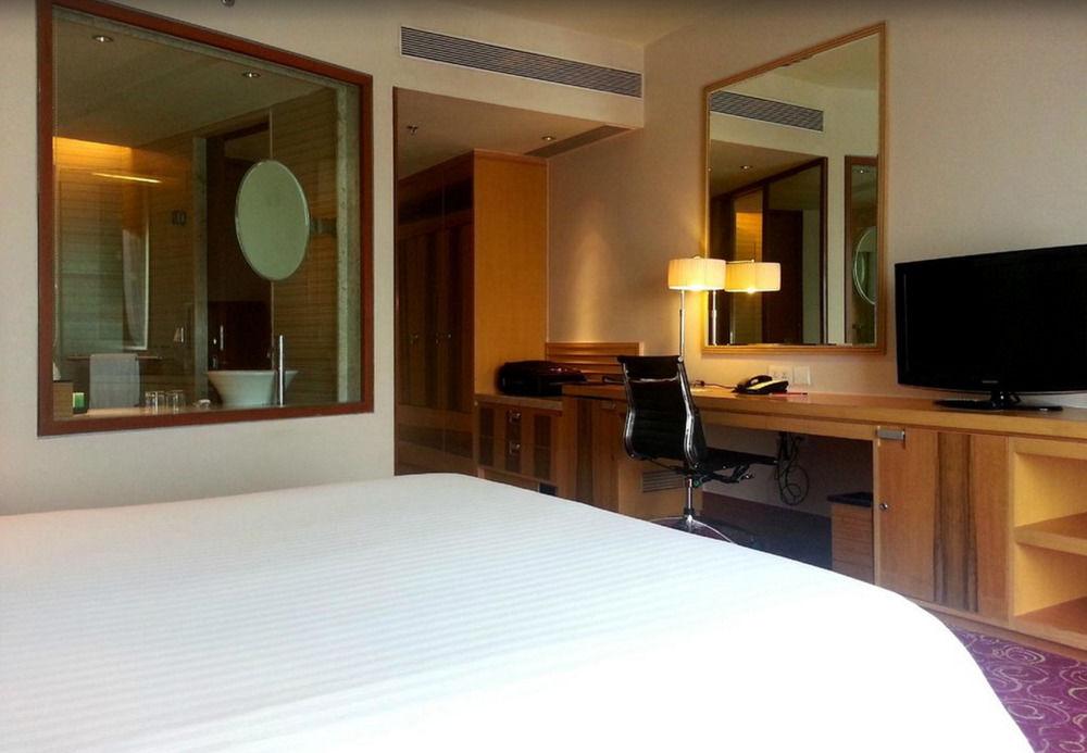 Hotel Courtyard By Marriott Hyderabad Exterior foto A room at the hotel