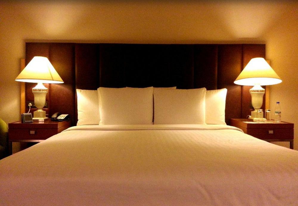 Hotel Courtyard By Marriott Hyderabad Exterior foto A bed