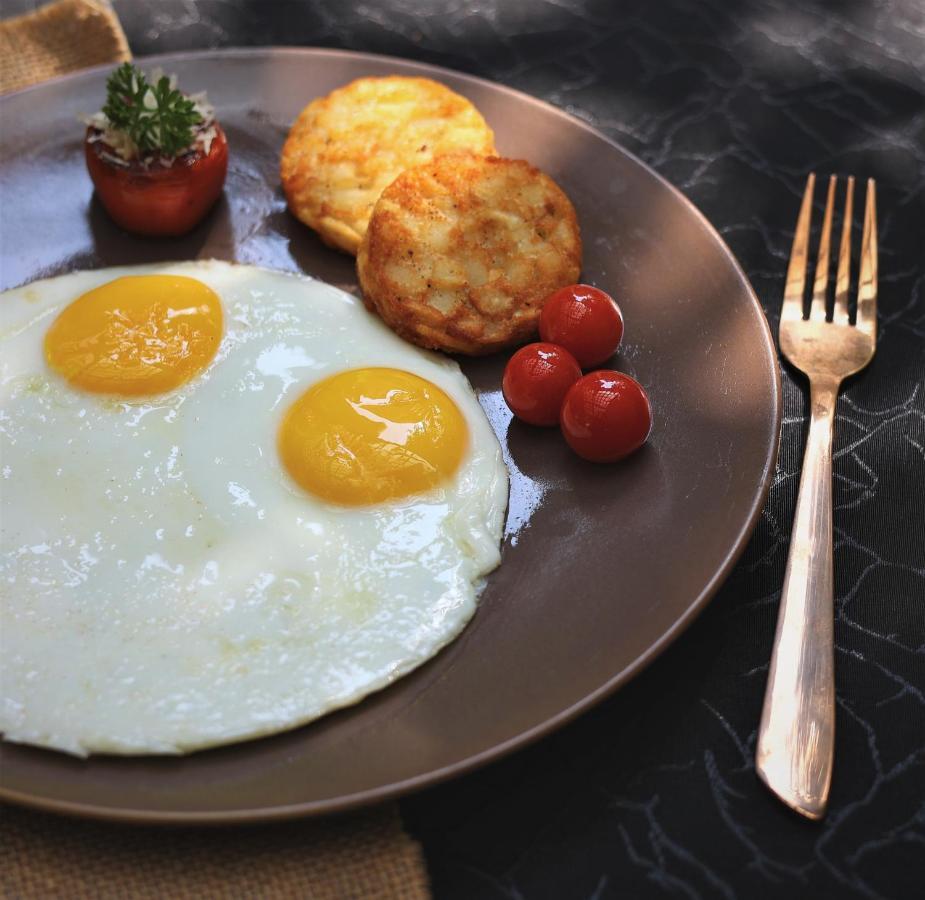 Hotel Courtyard By Marriott Hyderabad Exterior foto Fried eggs