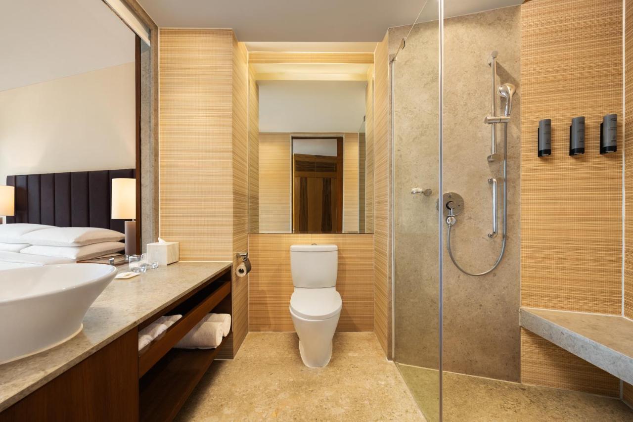 Hotel Courtyard By Marriott Hyderabad Exterior foto A bathroom in a hotel