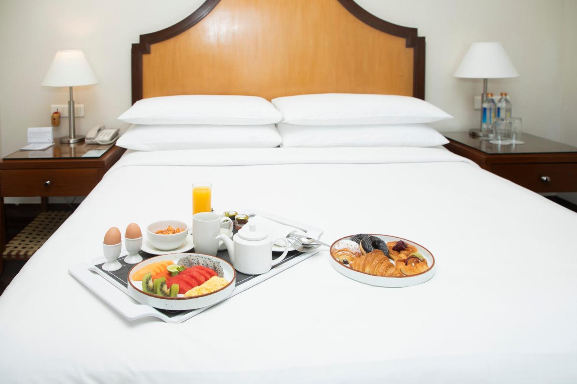 Hotel Courtyard By Marriott Hyderabad Exterior foto Room service