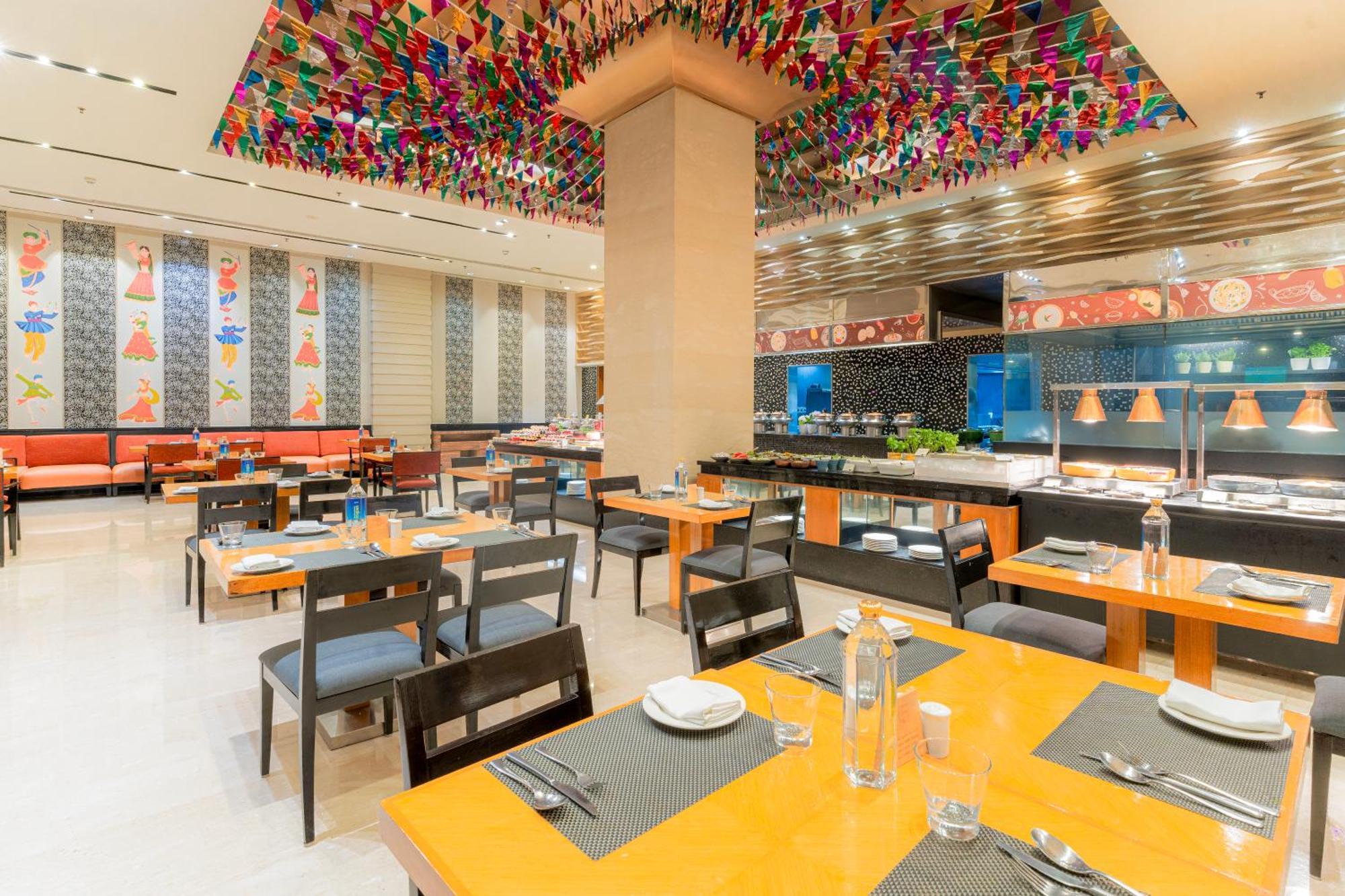 Hotel Courtyard By Marriott Hyderabad Exterior foto The restaurant