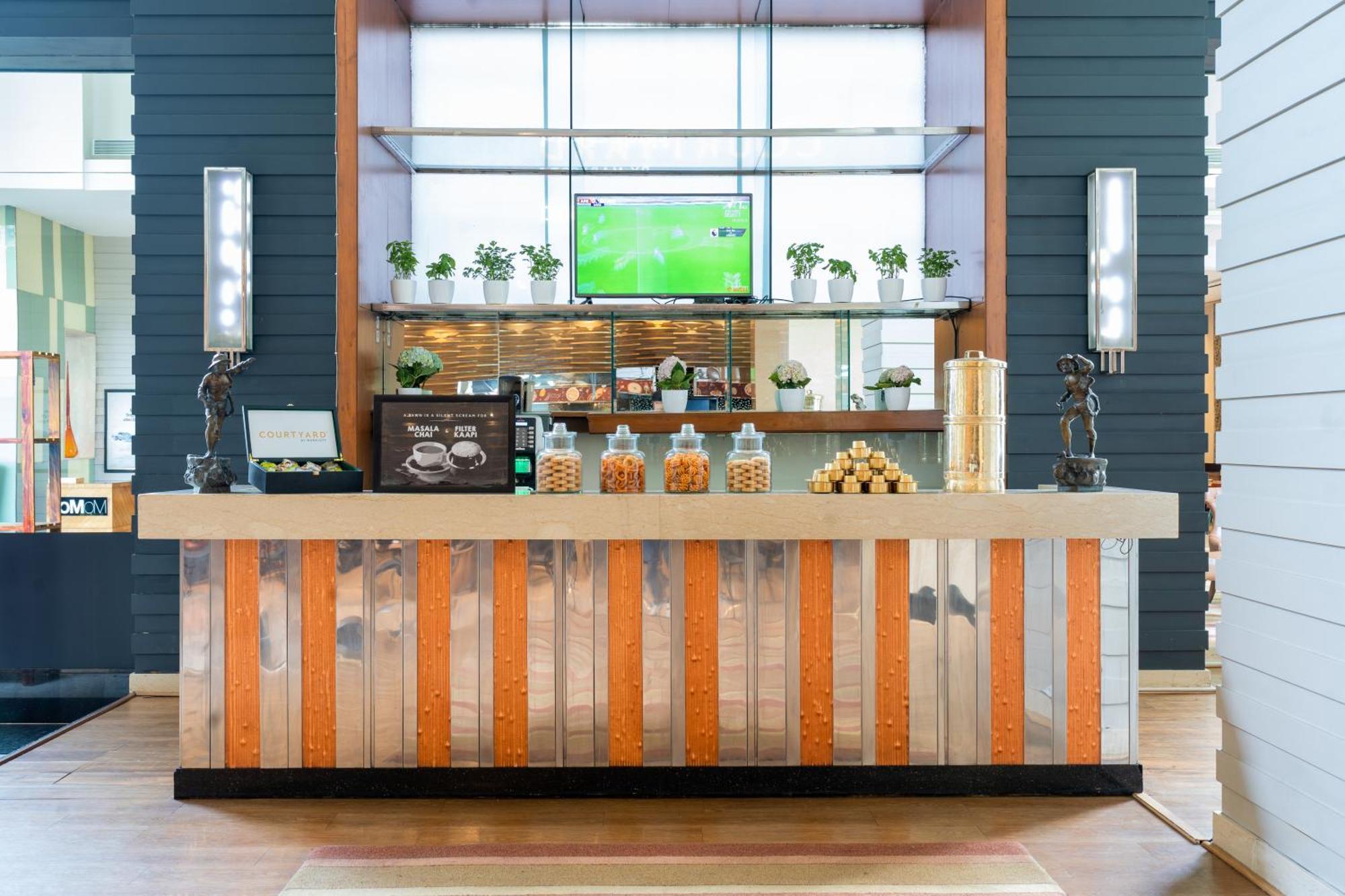 Hotel Courtyard By Marriott Hyderabad Exterior foto A coffee bar in a hotel