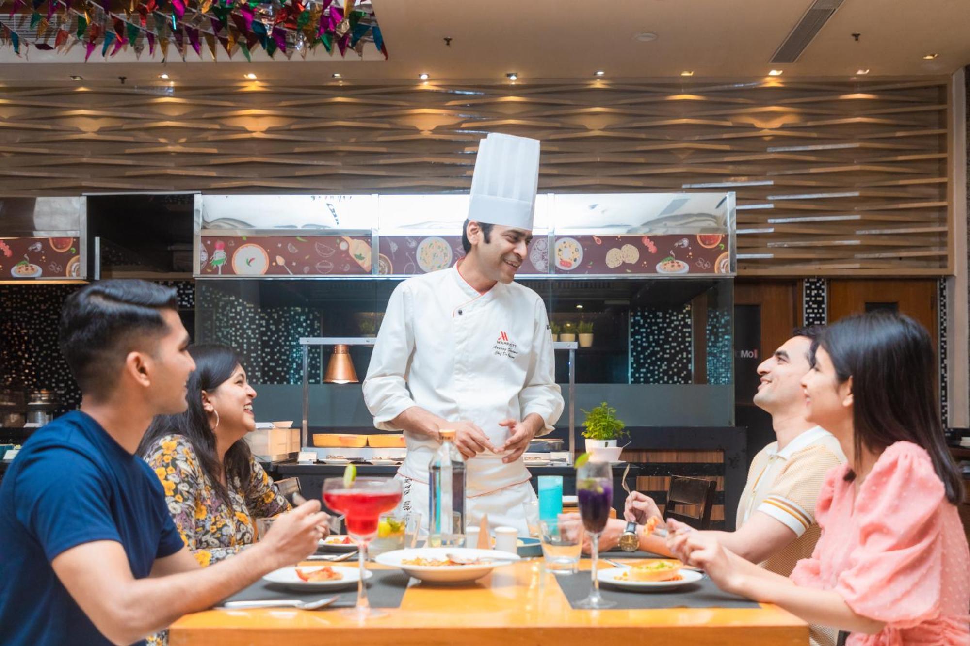 Hotel Courtyard By Marriott Hyderabad Exterior foto A chef at work