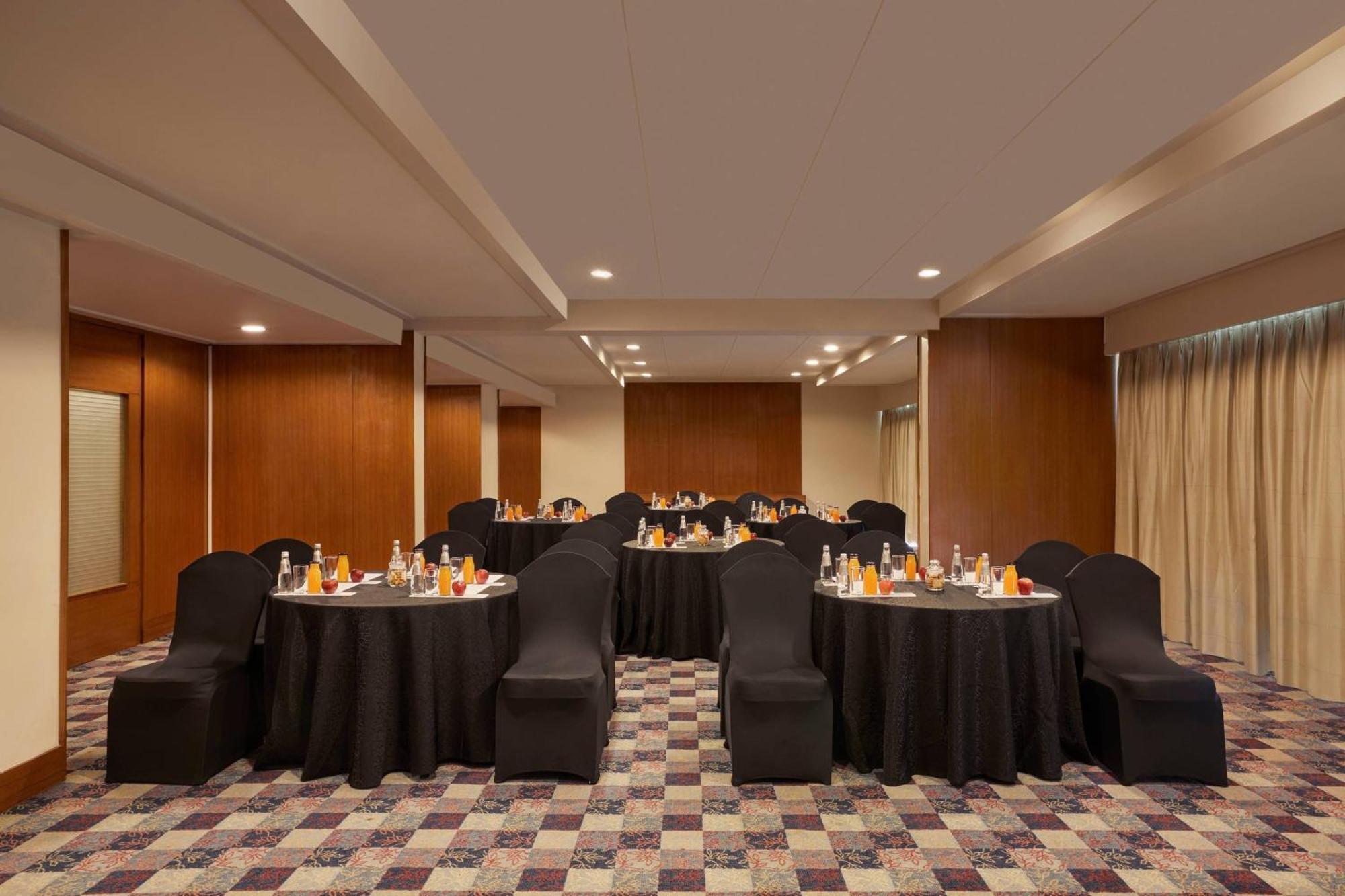 Hotel Courtyard By Marriott Hyderabad Exterior foto Meeting room