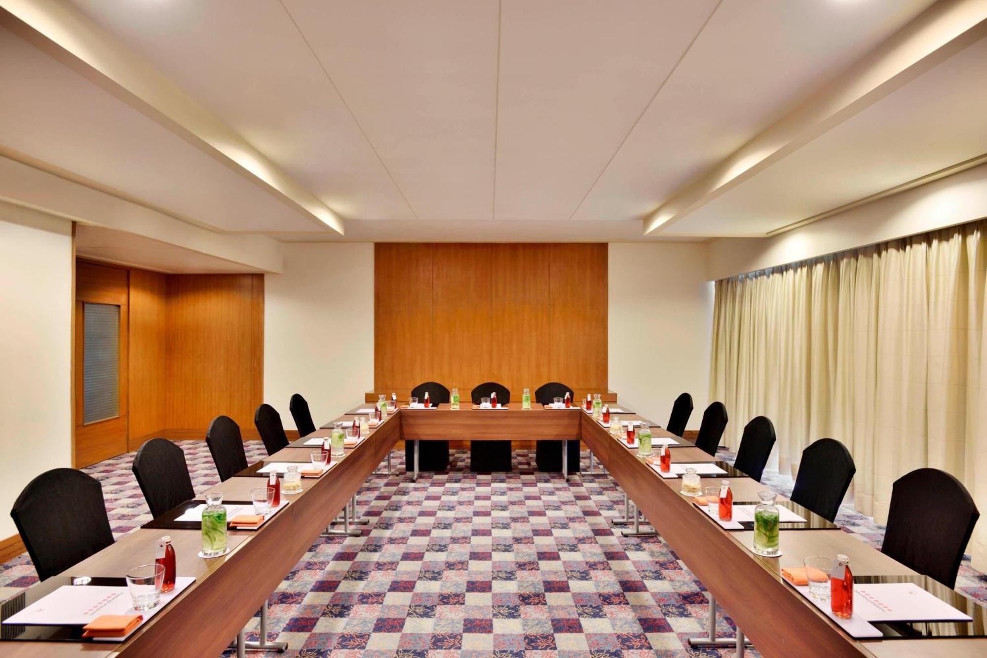 Hotel Courtyard By Marriott Hyderabad Exterior foto Meeting room