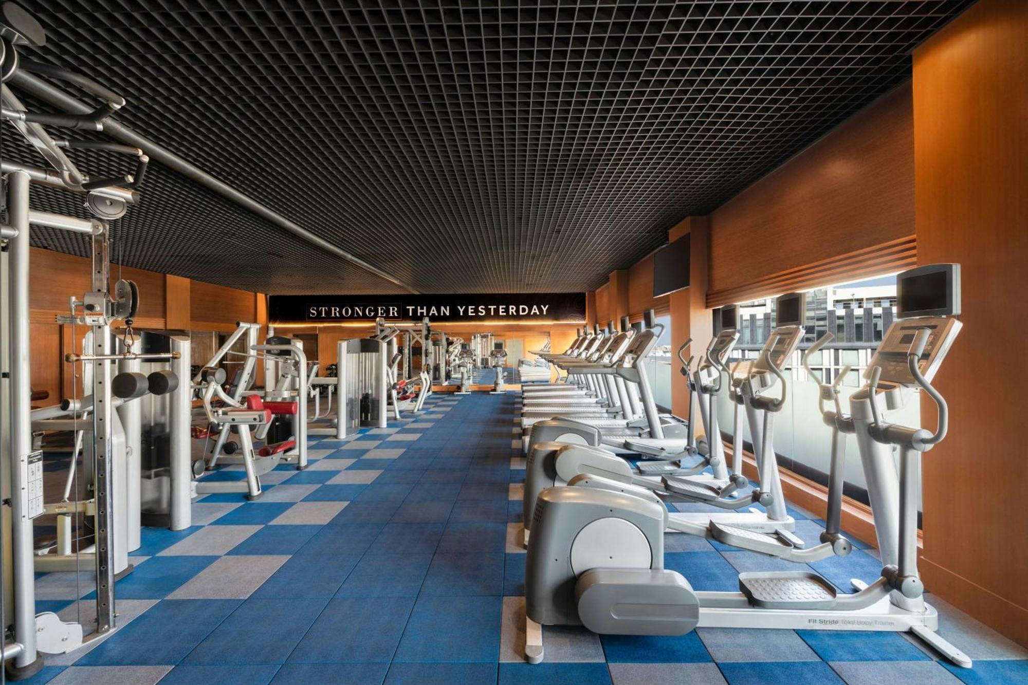 Hotel Courtyard By Marriott Hyderabad Exterior foto The gym at the hotel