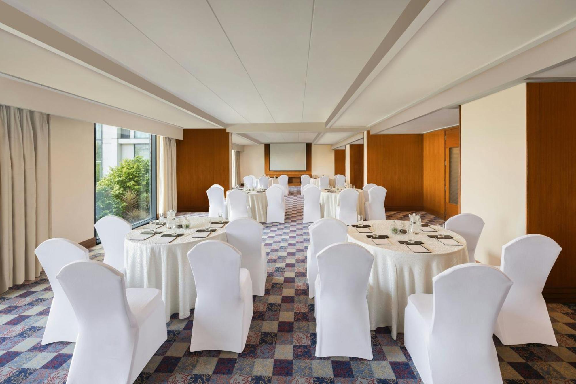 Hotel Courtyard By Marriott Hyderabad Exterior foto Meeting room