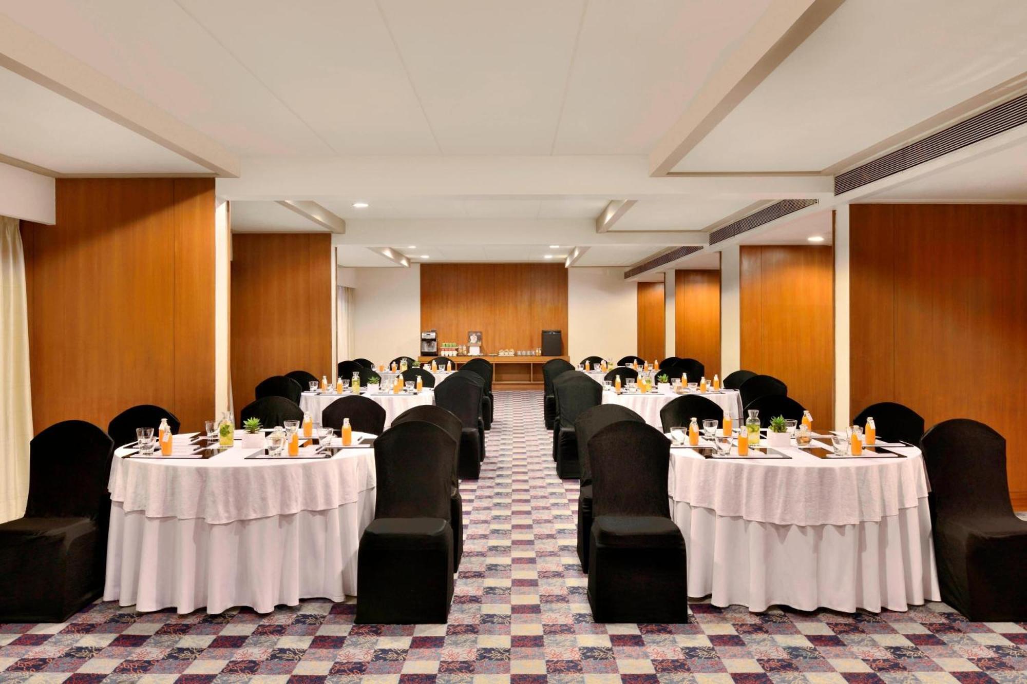Hotel Courtyard By Marriott Hyderabad Exterior foto Meeting room at the hotel