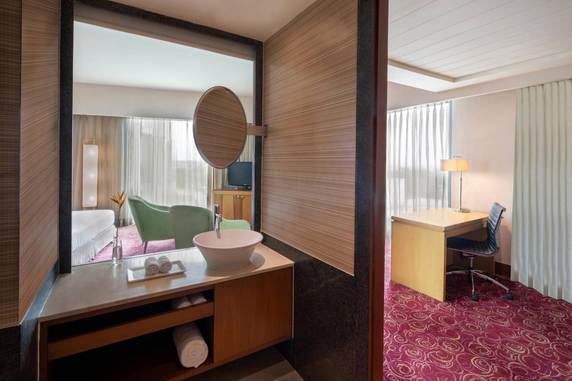 Hotel Courtyard By Marriott Hyderabad Exterior foto A bathroom in a hotel room