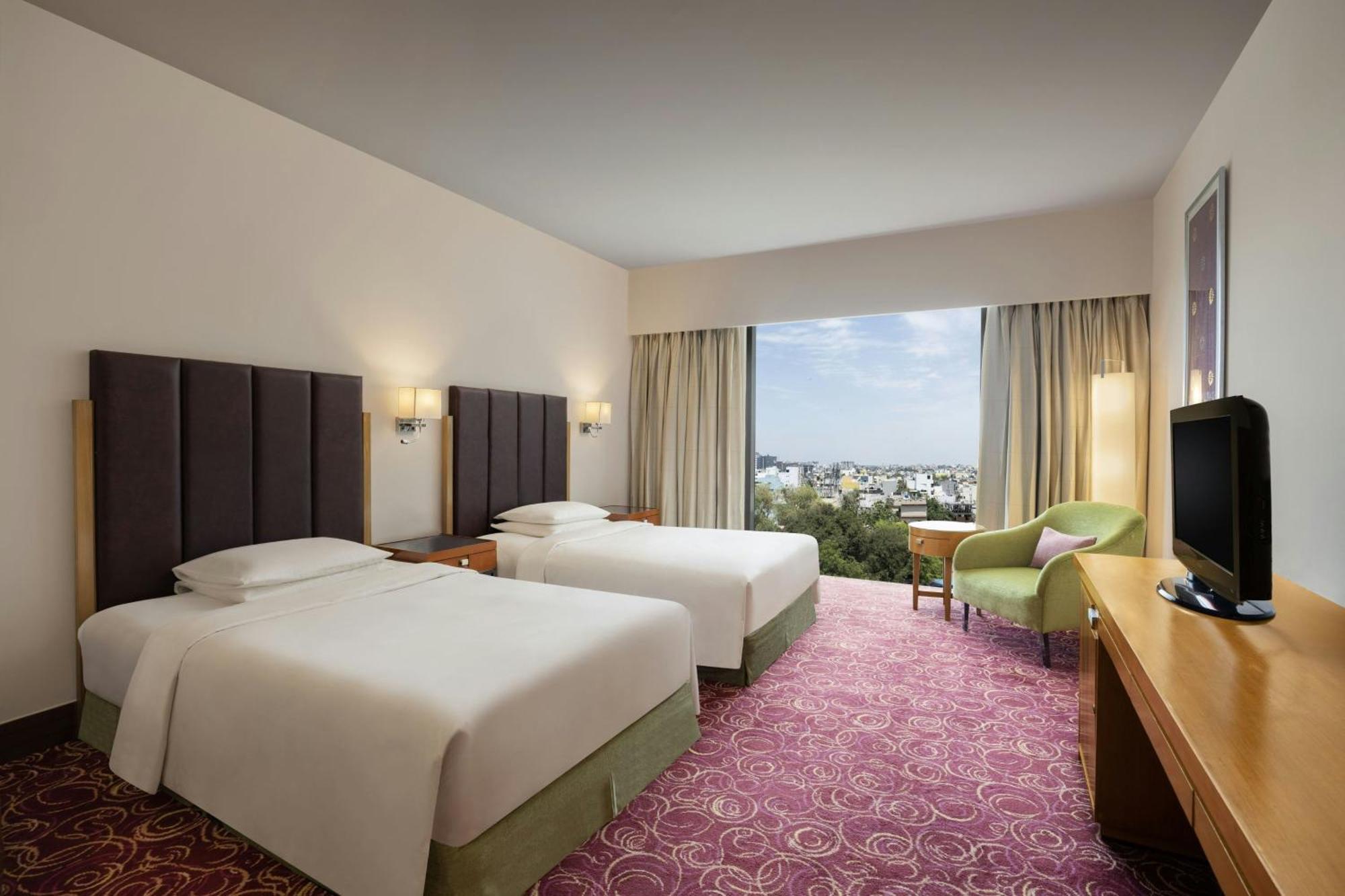 Hotel Courtyard By Marriott Hyderabad Exterior foto Deluxe Room