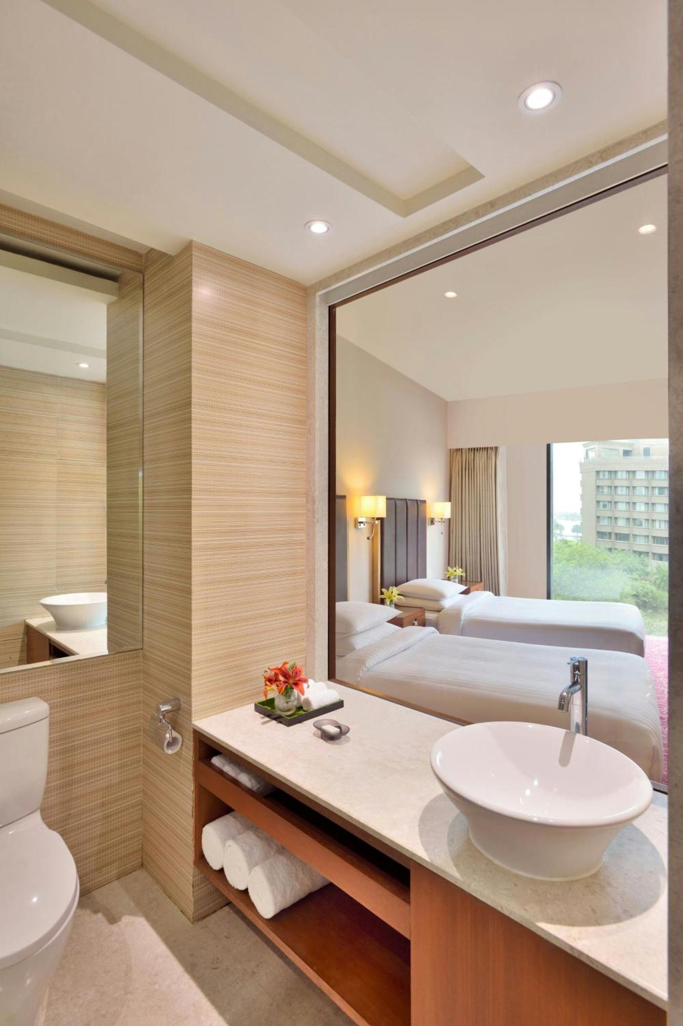 Hotel Courtyard By Marriott Hyderabad Exterior foto A bathroom at the hotel