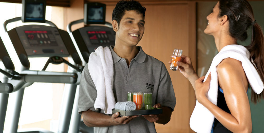 Hotel Courtyard By Marriott Hyderabad Exterior foto A butler serving drinks at a gym