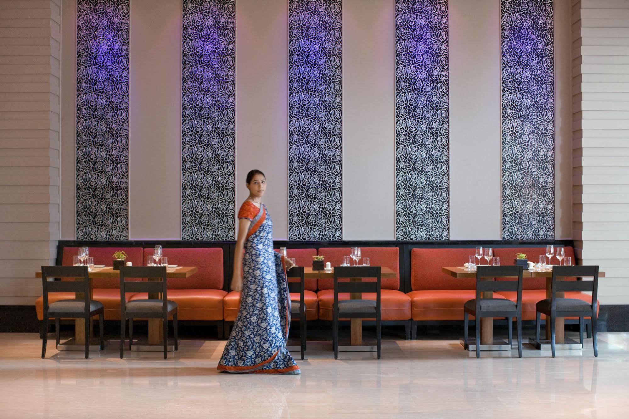 Hotel Courtyard By Marriott Hyderabad Exterior foto A restaurant in India