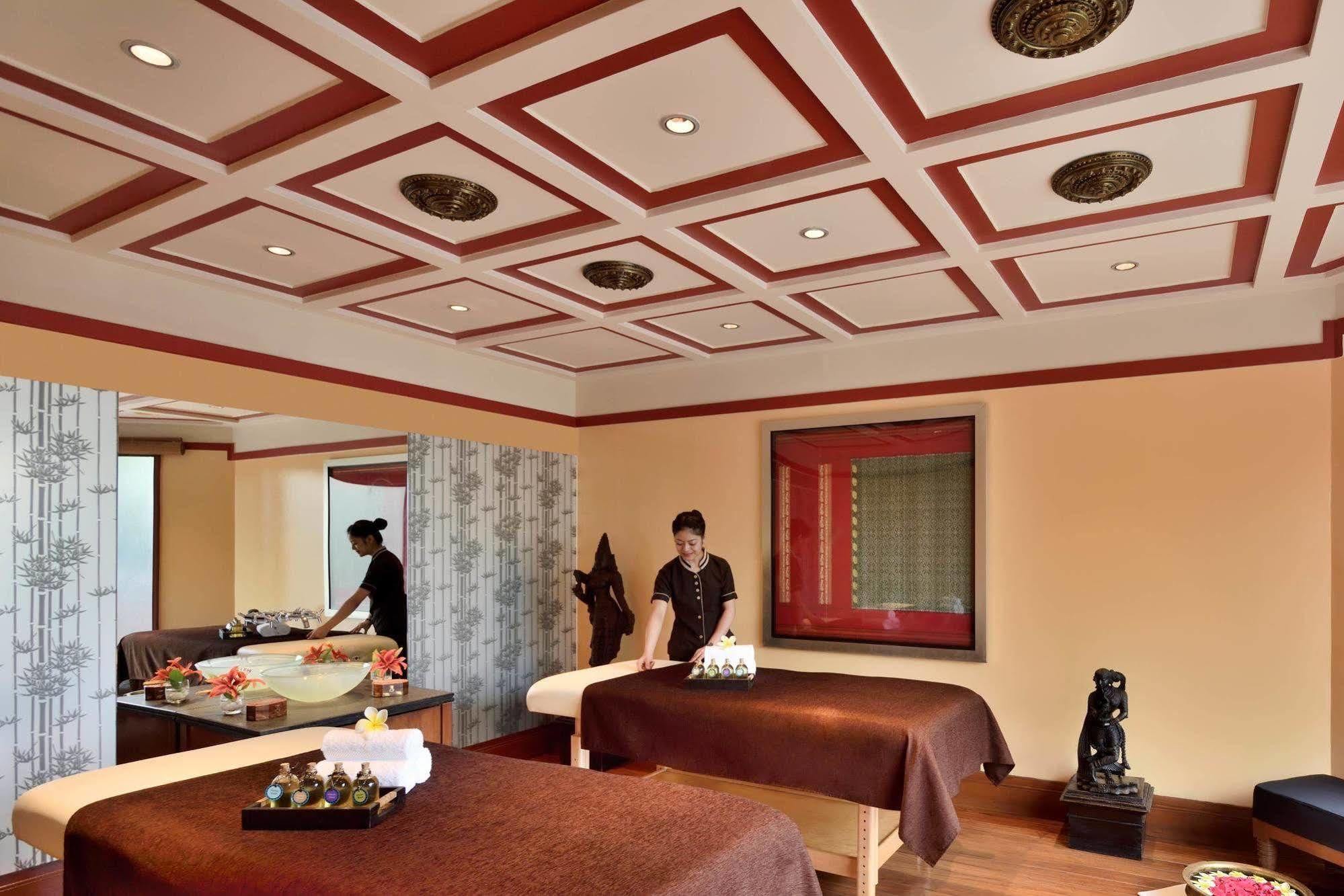Hotel Courtyard By Marriott Hyderabad Exterior foto A spa in a hotel