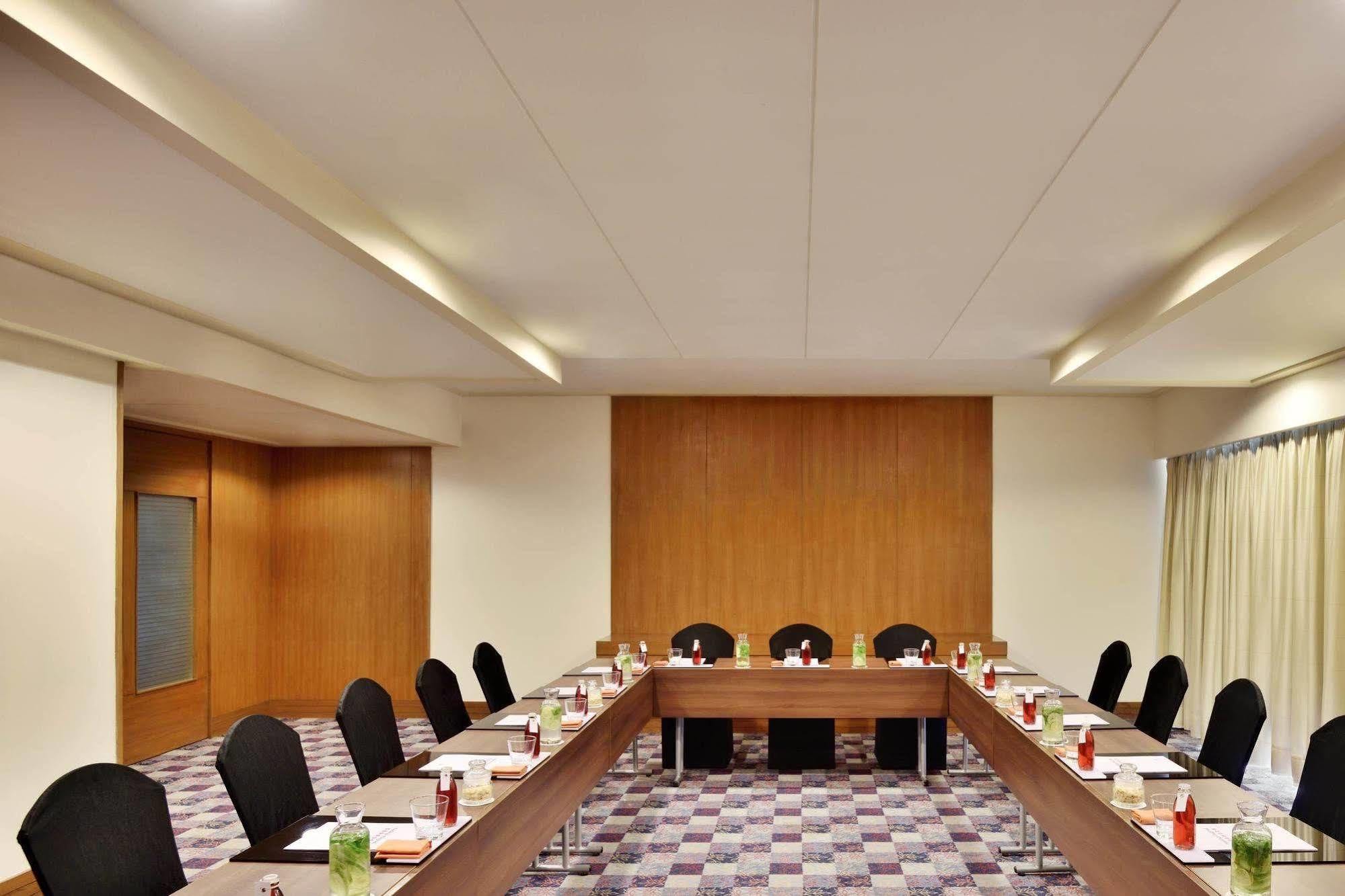 Hotel Courtyard By Marriott Hyderabad Exterior foto Meeting room